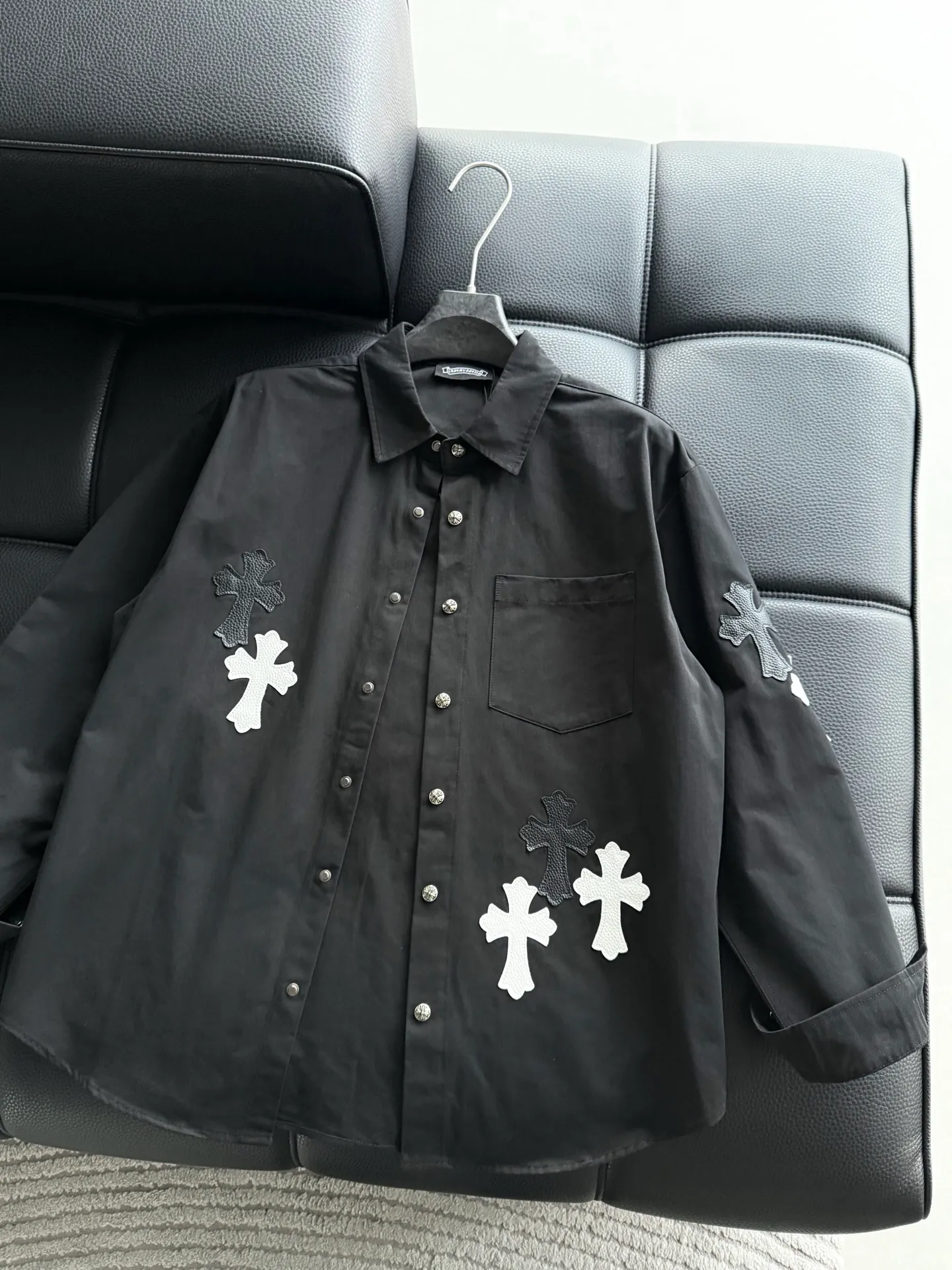 P510 Chrome Hearts leather cross leather embroidery shirt jacket! OS version can be worn by both men and women! The fabric is made of twill gauze cotton fabric! The texture is clear and smooth, not easy to wrinkle or fade! The embroidery process is complex and repetitive, and the requirements for the embroidery machine are very strict. The distance is always 45 centimeters! It won’t work if the spacing is too big, and it won’t work if it’s too small! The hardware is all carved and cast. This piece of clothing consumes a lot of material. More than 3 meters of material is used for one piece of clothing! After the garment is made, it needs to be fixed at high temperature, washed at a water temperature of more than 70 degrees, and softened by adding softener to make the upper body softer and smoother!   Color: black white Size: m-3xl Style number: 5879➕3731